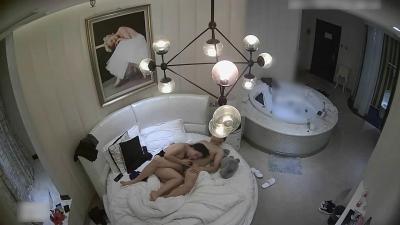 刚见面就忍不住要干你——换上性感内衣狂操，临走前还要再来一次！